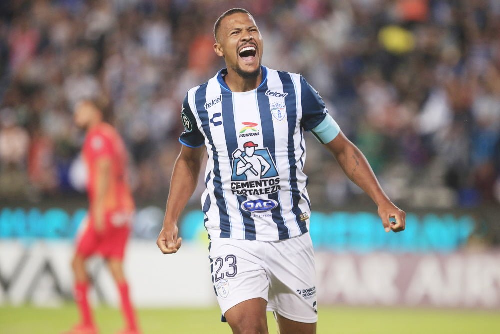 El venezolano Salomón Rondón desafía en pleno Azteca al campeón América