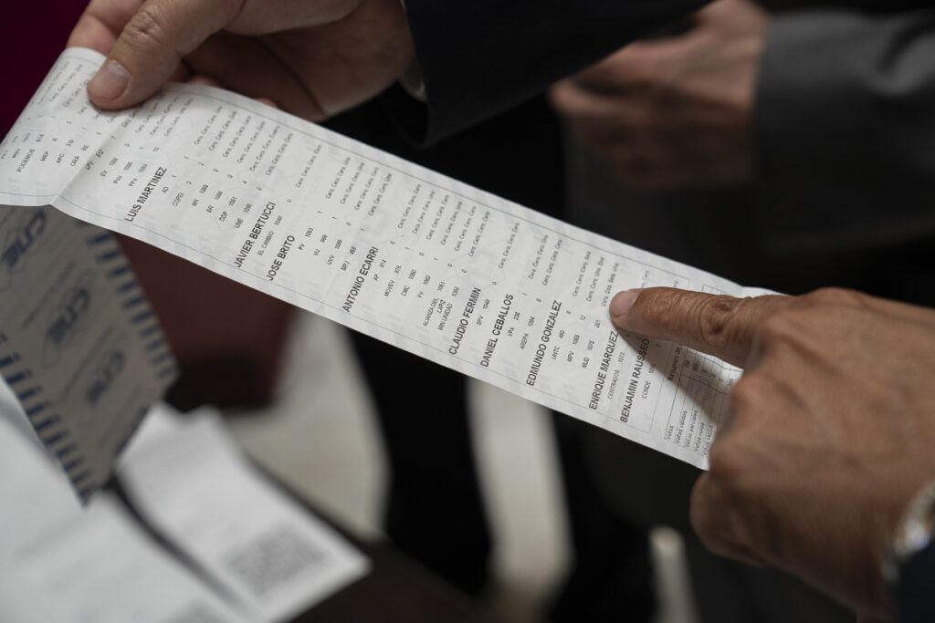 Oposición venezolana enseña actas de votación al Senado chileno en búsqueda de apoyos