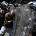 ¡PERIODISTAS AGREDIDOS! Trabajadores rompen piquete policial para llegar a Miraflores y exigir salarios justos