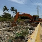 ¡EN EL BARRIO ETNIA GUAJIRA! Alcaldía de Maracaibo realiza operativo de limpieza en el Puente Espuma