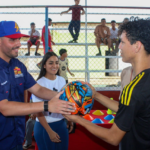 ¡DONAN KITS DEPORTIVOS! Alcaldía de Maracaibo entrega impecable la cancha Fernando García
