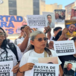 ¡POR RETRASOS EN EXCARCELACIONES! Familiares de presos políticos protestan en Fiscalía